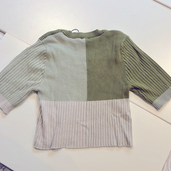 Set of Two garage crop tops - Picture 3 of 4